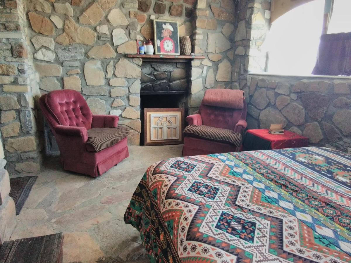 La Loma Del Chivo Llc Stone Cottage Alternative Building Маратон Екстер'єр фото